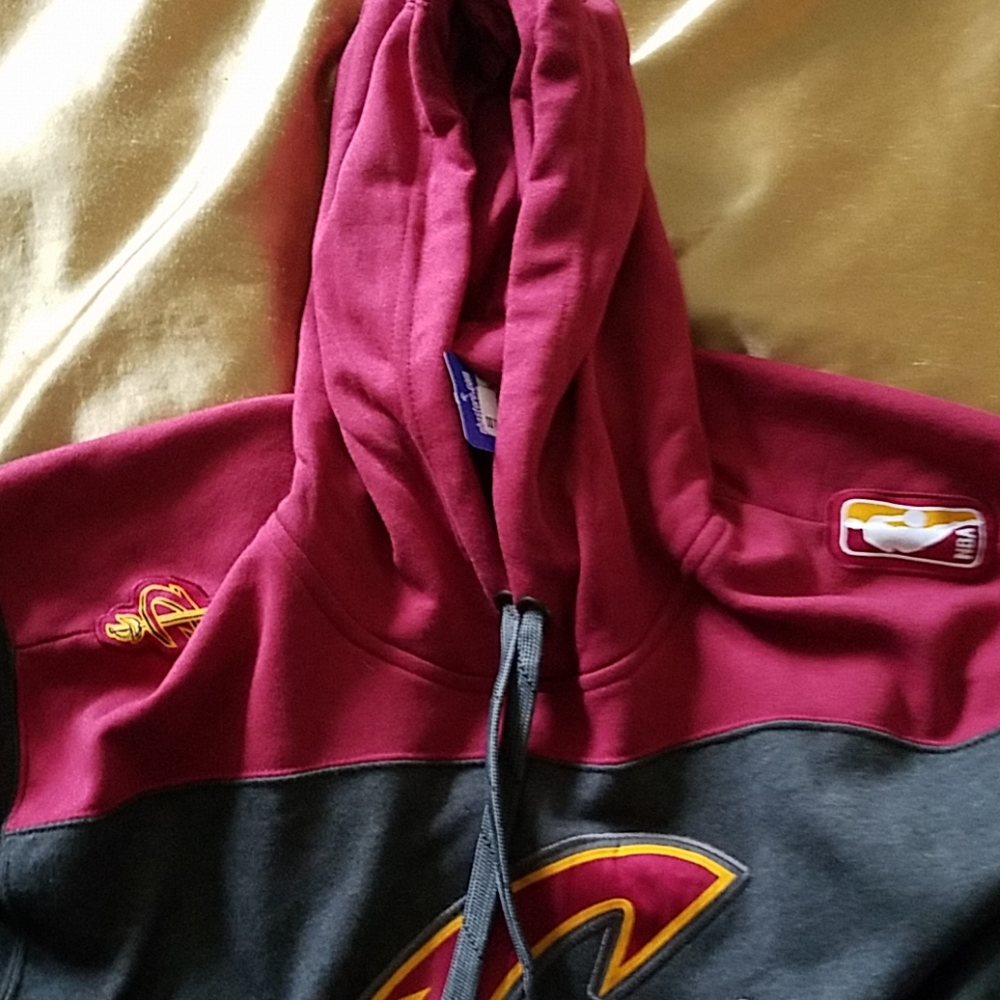 Mens cleland Cavs hoodie. Gray/burgundy